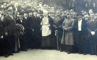 15 sierpnia 1923 roku. Pasterz diecezji z wiernymi po uroczystościach.