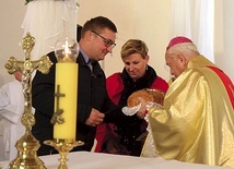 Parafianie z życzliwością powitali bp. Adama Dyczkowskiego. 