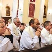 Kapłan egzorcysta powinien cechować się pobożnością, wiedzą, roztropnością i nieskazitelnością życia.