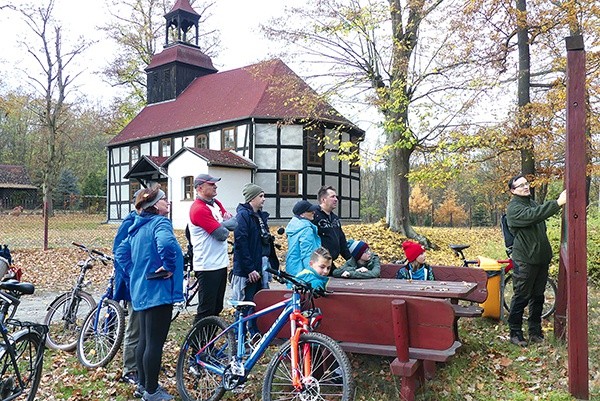 W Grabinie były ciekawostki przyrodnicze, ale nie zabrakło opowieści historycznych.