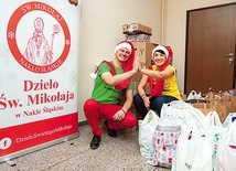 Łukasz Wylężek i Anna Orlicz z tylko niewielką częścią zebranych darów.