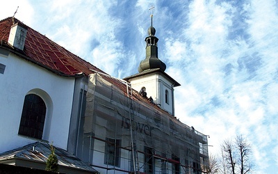 Rozpoczęły się prace dekarskie na dachu kościoła.
