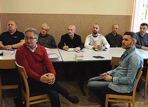 ▲	Uczestnicy kursu na nadzwyczajnych szafarzy podczas wykładu z liturgiki.