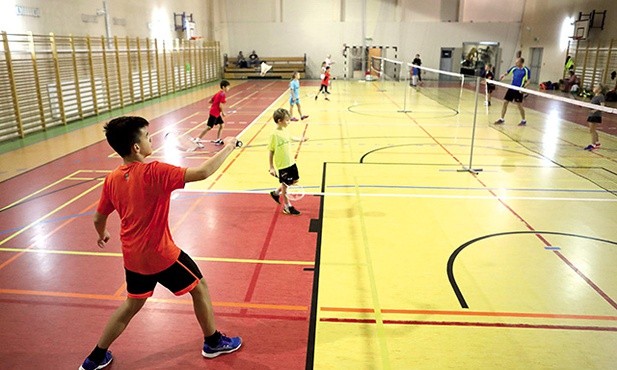 Na sali gimnastycznej  żółte linie wyznaczają pole gry w badmintona