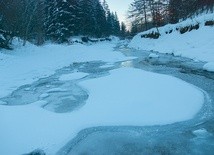 Rzeka Biała w Beskidzie Niskim Po lewej: Zima pod Lackową w Beskidzie Niskim