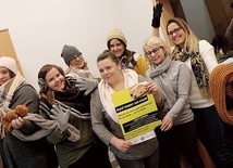 Pracownicy Punktu Pomocy Społecznej  nr 1 w Olsztynie wspólnie pomagają bezdomnym. 