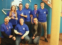 Zawodnicy z duszpasterzami akademickimi ks. Mariuszem Wilkiem (z prawej) i ks. Arkadiuszem Bernatem.