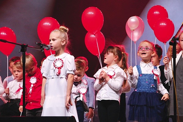 W występach zaprezentowały się dzieci przedszkolne, uczniowie szkół podstawowych w Ościsłowie, Woli Młockiej i Glinojecku.