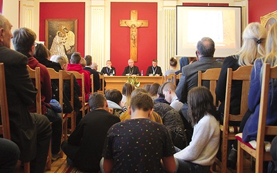 Obecni na Sali Biskupów w WSD słuchali m.in. wykładu  bp. Piotra Libery.
