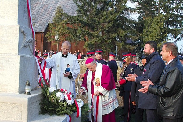 Monument na tzw. placu wolności poświęcił bp Roman Marcinkowski, a w uroczystości wzięli udział m.in. starosta płocki i burmistrz miasta i gminy Wyszogród.