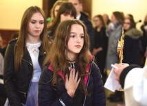 ▲	Uczestnicy nabożeństwa mogli ucałować relikwie św. Stanisława Kostki na zakończenie spotkania w kościele.