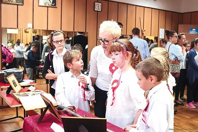 ▲	Uczniowie i ich opiekunowie z malborskiego SOSW zwiedzają wystawę „Pamiątki Polaków”.