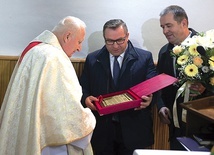 ▲	Parafianie wyrazili jubilatowi swoją wdzięczność.