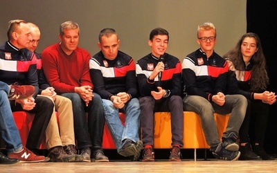 Część żywieckiej ekipy obecnej na spotkaniu w MCK, która w tym roku zdobyła La Salette, pokonując alpejskie przełęcze na rowerach