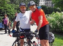 Dariusz Lipiński (z lewej) i jego syn Tomasz w Paryżu na starcie pielgrzymki.