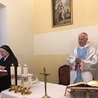 Biskup Ignacy w czasie Mszy św. w kaplicy sióstr prezentek