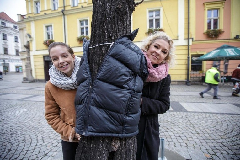 Obie panie zachęcają do włączenie się w akcję i podzielenia się nieużywanymi ubraniami.