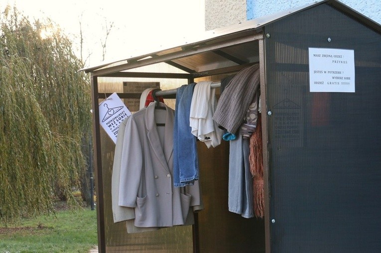 Jeden z wieszaków stoi obok siedziby "Arki" przy ul. Chrobrego