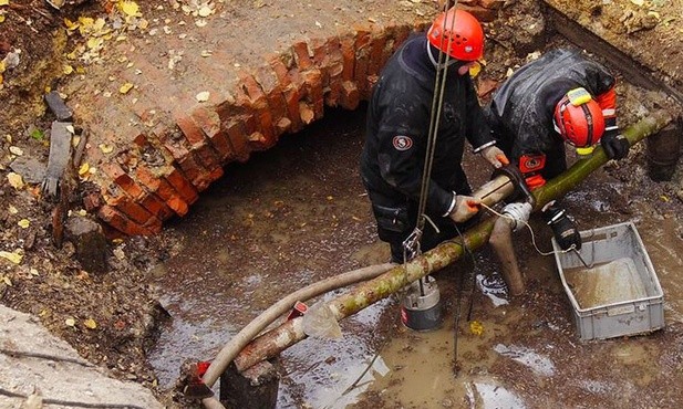 Czescy eksploratorzy odkopują wejście do tunelu, prowadzącego prawdopodobnie do podziemnych laboratoriów. 