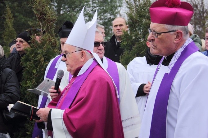 Uroczystości pogrzebowe ks. kan. Leonarda Zycha, cz.2