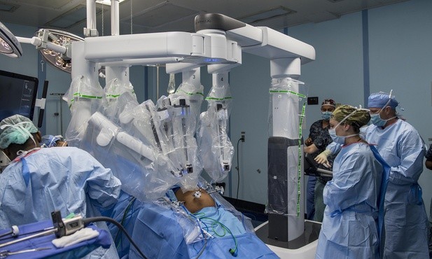 Pacjent zmarł po operacji: winny robot chirurgiczny czy chirurg?