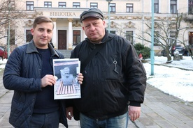 Piotr Sztuka (z lewej) i Dariusz Sońta ze zdjęciem przedstawiającym popiersie Józefa Piłsudskiego 