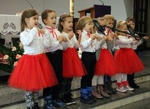 Rozśpiewane przedszkolaki wychwalają Boga