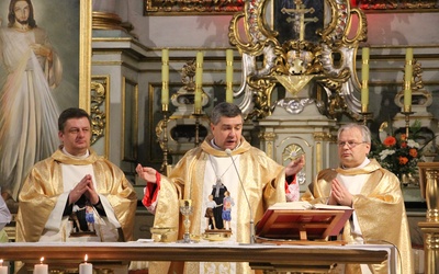 Od lewej: o. Józef Matras SP, bp Wojciech Osial i o. Marian Galas SP