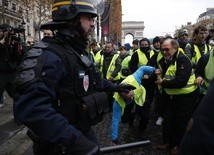 Francja: Policja użyła gazu łzawiącego i armatek wodnych przeciw "żółtym kamizelkom"