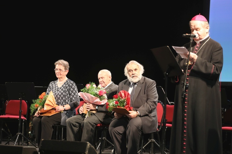 Laureaci nagrody Akcji na scenie z biskupem seniorem Tadeuszem Rakoczym