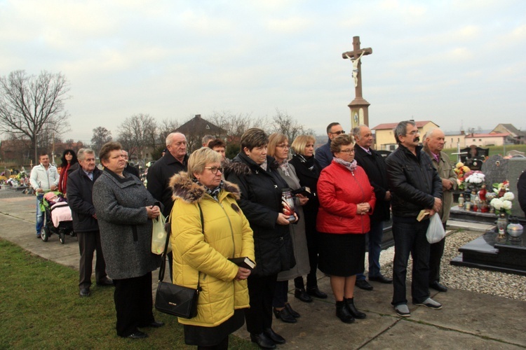 Pomnik ofiar I i II wojny światowej w Łężcach