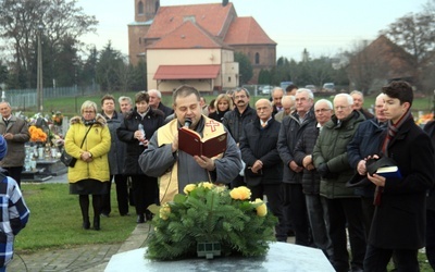 Pomnik ofiar I i II wojny światowej w Łężcach