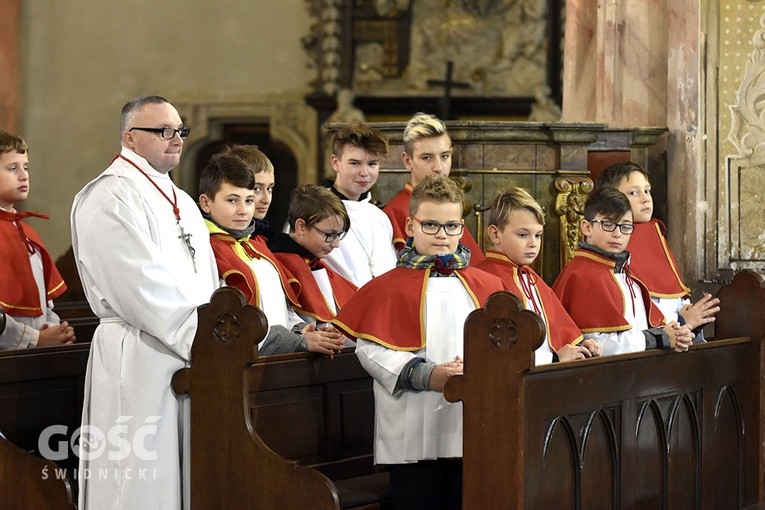 Ministranci, lektorzy, nadzwyczajni szafarze i inne formacje służby liturgicznej wypełniły świdnicką katedrę.