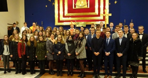 Do wspólnej fotografii z kaesemowiczami stanęli bp Henryk Tomasik i Grzegorz Łabądź, diecezjalny asystent KSM