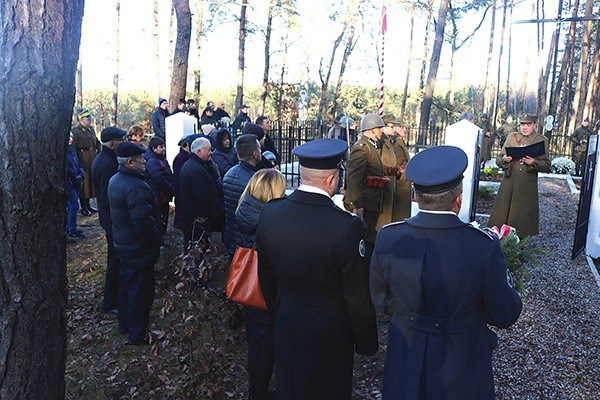 Uroczyste poświęcenie cmentarza w Rokicinie.