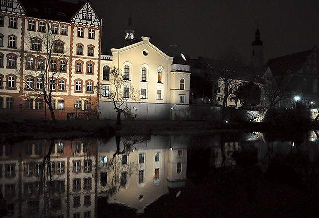 Nowa bożnica (z 1897 r.) spłonęła, budynek starej ocalał, bo pełnił już inną funkcję. Dziś to siedziba telewizji.