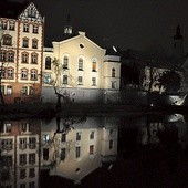 Nowa bożnica (z 1897 r.) spłonęła, budynek starej ocalał, bo pełnił już inną funkcję. Dziś to siedziba telewizji.