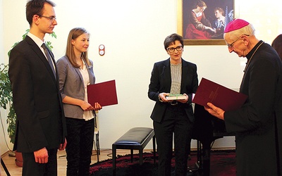 Bp Jan Wieczorek i dr Mariola Brzoska wręczają dyplomy tegorocznym absolwentom SMK.