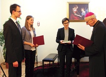 Bp Jan Wieczorek i dr Mariola Brzoska wręczają dyplomy tegorocznym absolwentom SMK.