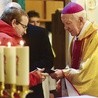 ▲	Podczas Mszy św. arcybiskup senior wręczył legitymacje nowym członkom Akcji Katolickiej.