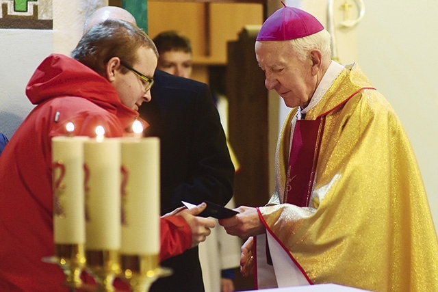 ▲	Podczas Mszy św. arcybiskup senior wręczył legitymacje nowym członkom Akcji Katolickiej.