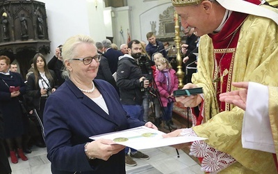 Medal „Dei Regno Servire” odbiera Halina Węgrzyn  z Nowego Sącza.