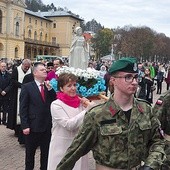 Figura Matki Bożej przed Pijalnią Główną. 