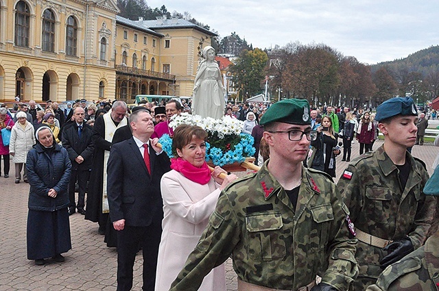 Figura Matki Bożej przed Pijalnią Główną. 