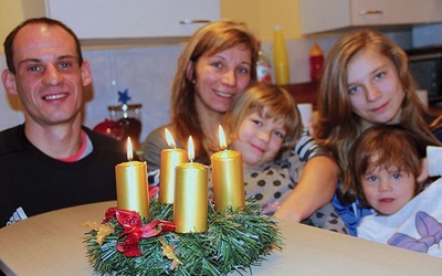 Spotkania rodzinne przy wieńcu adwentowym są dobrym sposobem celebracji kolejnych niedziel Adwentu.