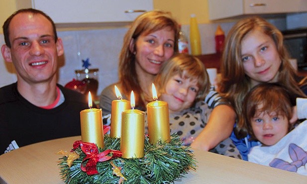 Spotkania rodzinne przy wieńcu adwentowym są dobrym sposobem celebracji kolejnych niedziel Adwentu.