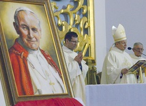 ▲	Na zakończenie Mszy św. odnowiono Akt Oddania Akcji Katolickiej Diecezji Radomskiej św. Janowi Pawłowi II.