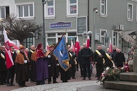 Przy pomniku Bartosza Głowackiego panowie odśpiewali hymn narodowy.