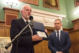 Nagrodę wręczył prezydent Tarnobrzega Dariusz Bożek.