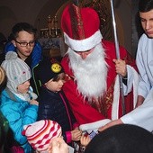 Czasami pojawia się też św. Mikołaj.